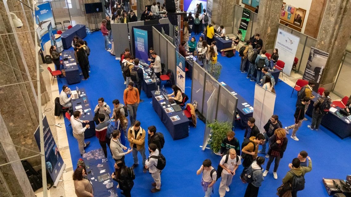 Students and companies on the floor of the Aerospace Week career fair at Instituto Superior Técnico