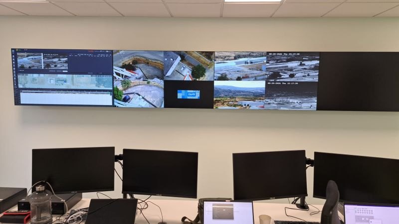 Control room with a video wall showing the SafeForest camera feeds of the Chaves installation
